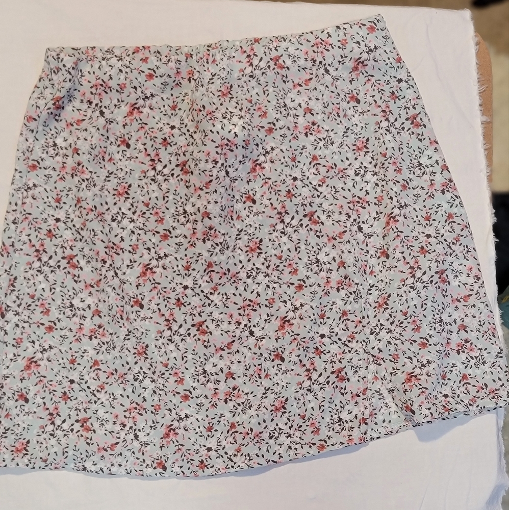 Woven short skirt